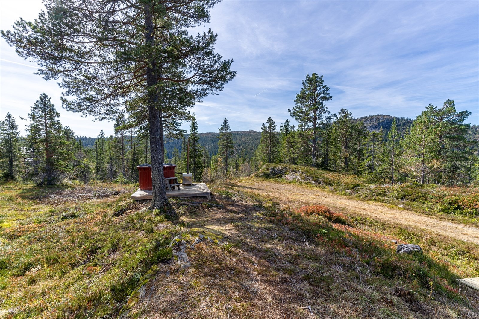 Det er bilvei helt fram og plassen nedenfor hytta har blitt benyttet som parkering. Parkeringen ligger ikke på eiendommen, men tilhører grunneier i området. Galleribilde