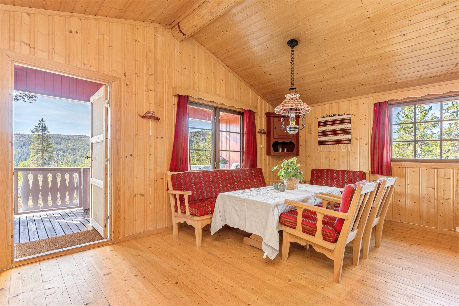 Inngangen til hytta fører inn i stua. Galleribilde