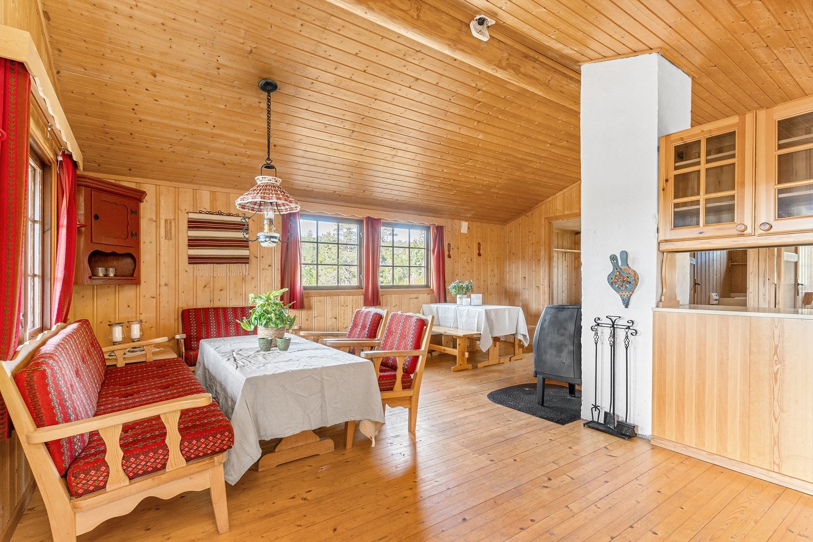 I stua er det plass til sittegruppe og en koselig spiseplass. Galleribilde