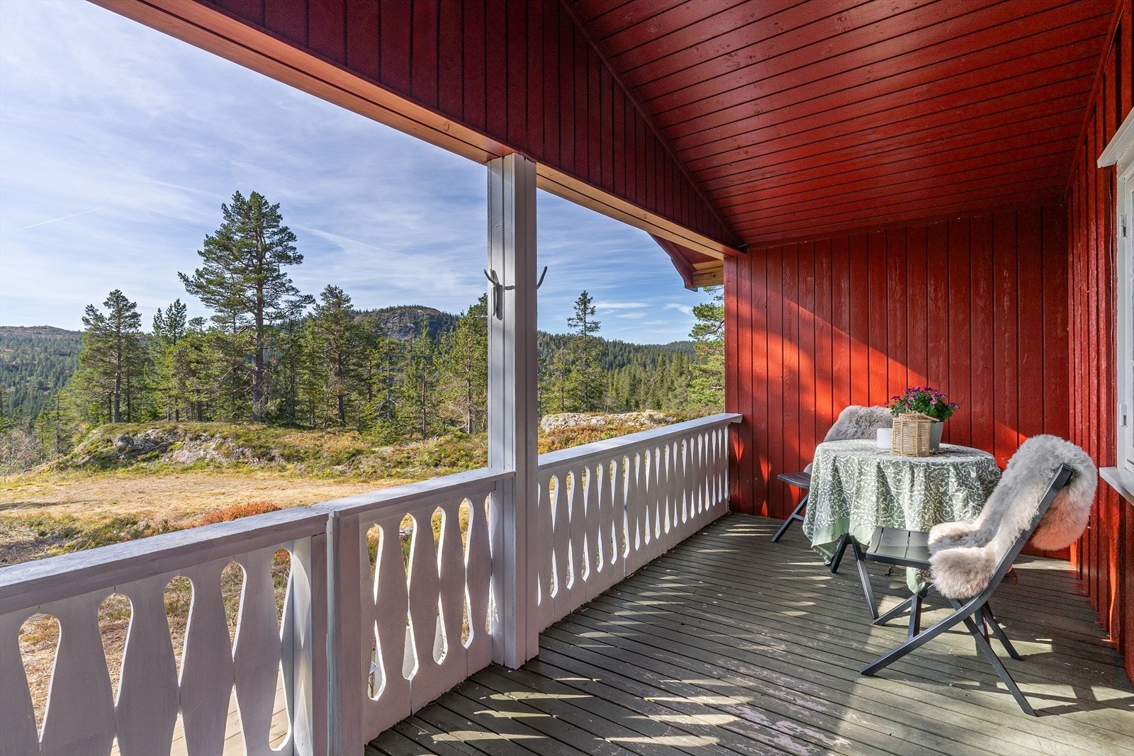 På terrassen utenfor inngangen er det plass til en liten sittegruppe. Galleribilde