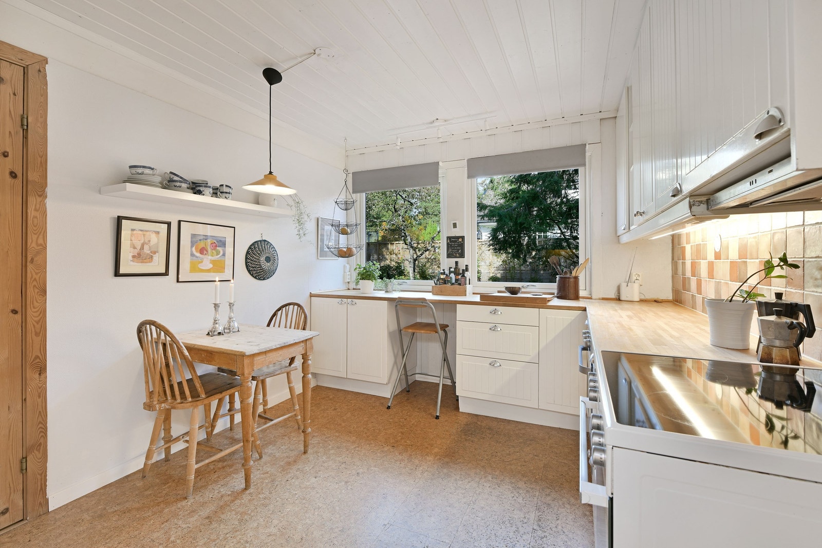 Kjøkken - godt med skap- og benkeplass - plass til spisebord - vindu ved kjøkkenet gir naturlig lys inn Galleribilde