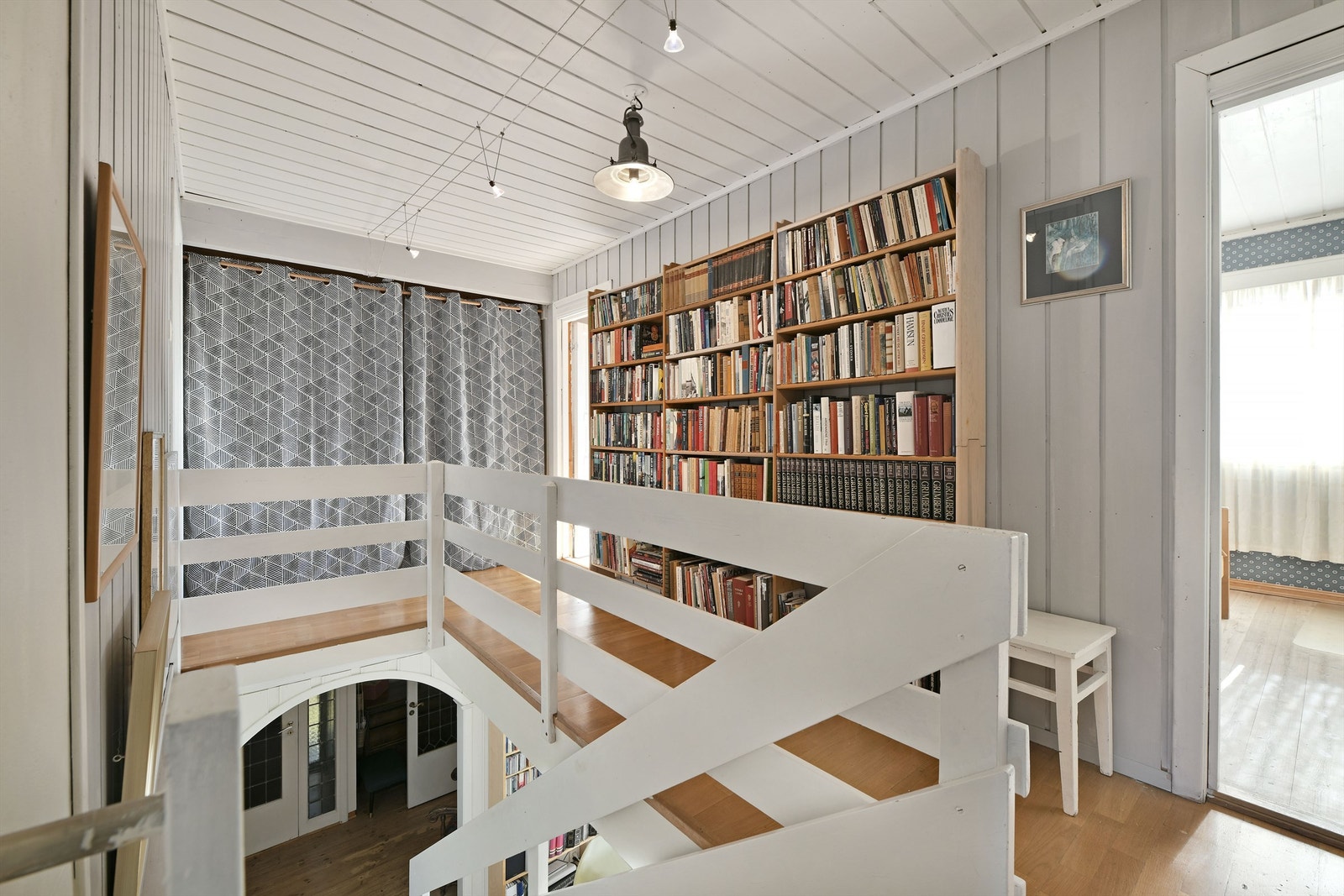 Gang i loftsetasje - videre inngang til 3 soverom, separat wc og kneloft/bod - luke til kryploft med lagringsplass Galleribilde