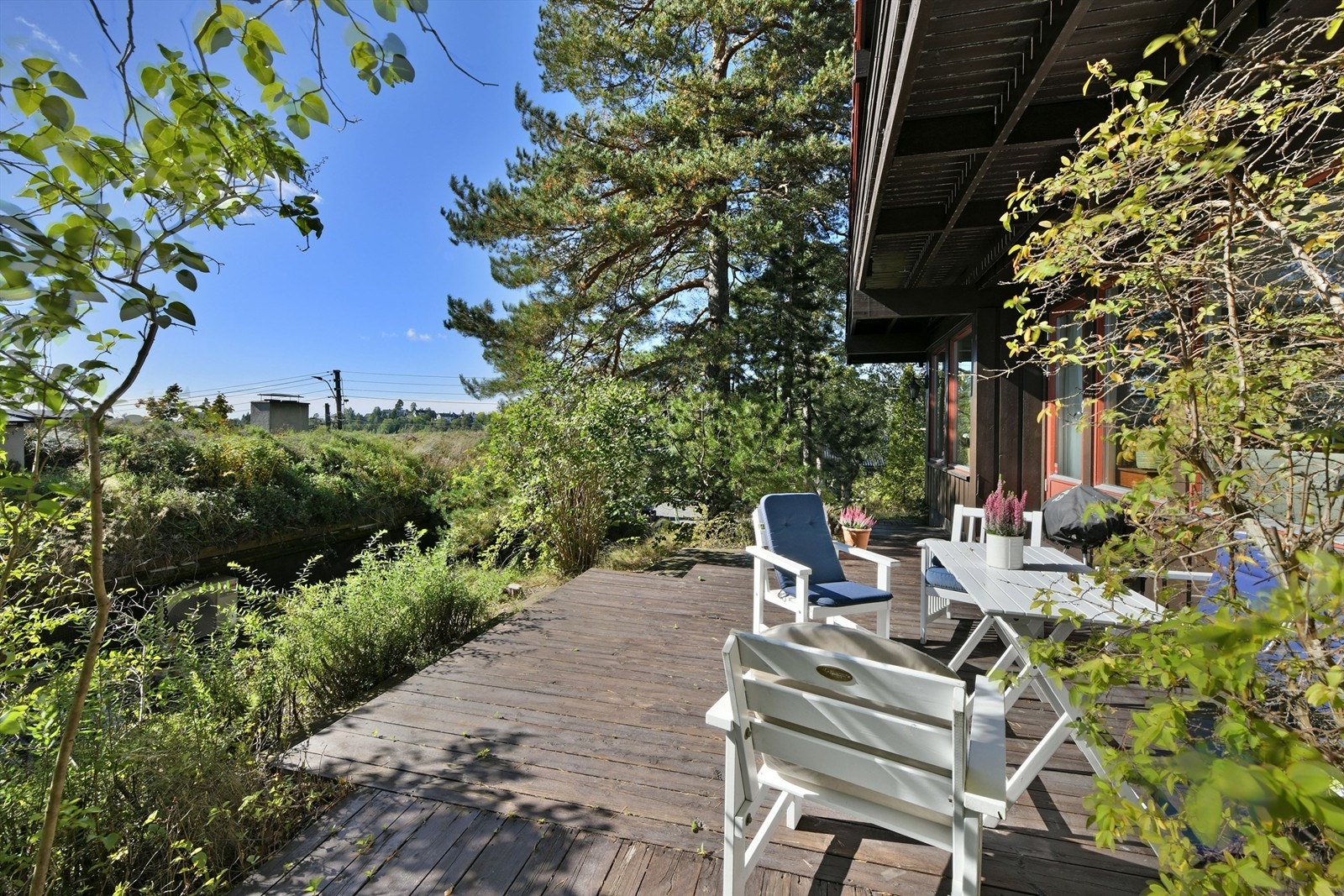 Uteplass med adkomst fra stue - høyt og fritt beliggende med pent utsyn og gode solforhold - lite innsyn Galleribilde