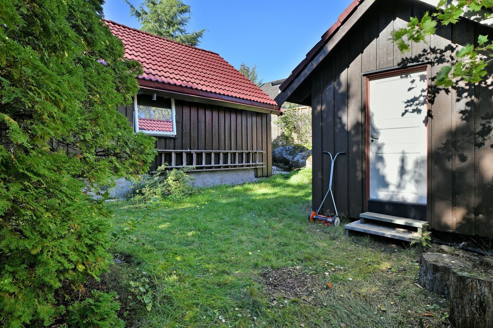 Utvendig bod på ca 12 kvm orientert nordøst på tomten Galleribilde