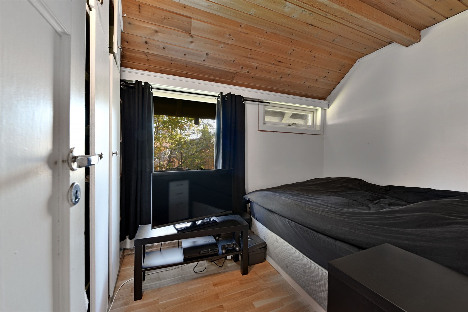 Hybel (ikke godkjent) - soverom - god størrelse - vindu orientert mot øst Galleribilde