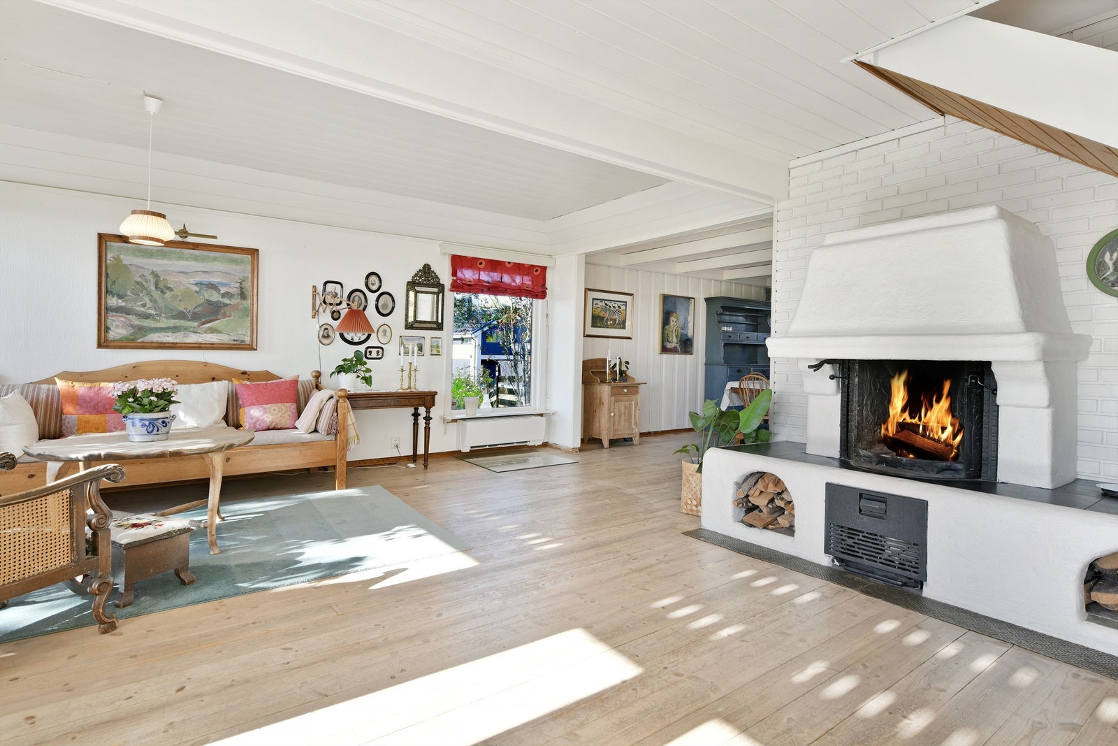 Stue - god plass til spisebord, sofaløsning, m.m. - peis - varmepumpe Galleribilde