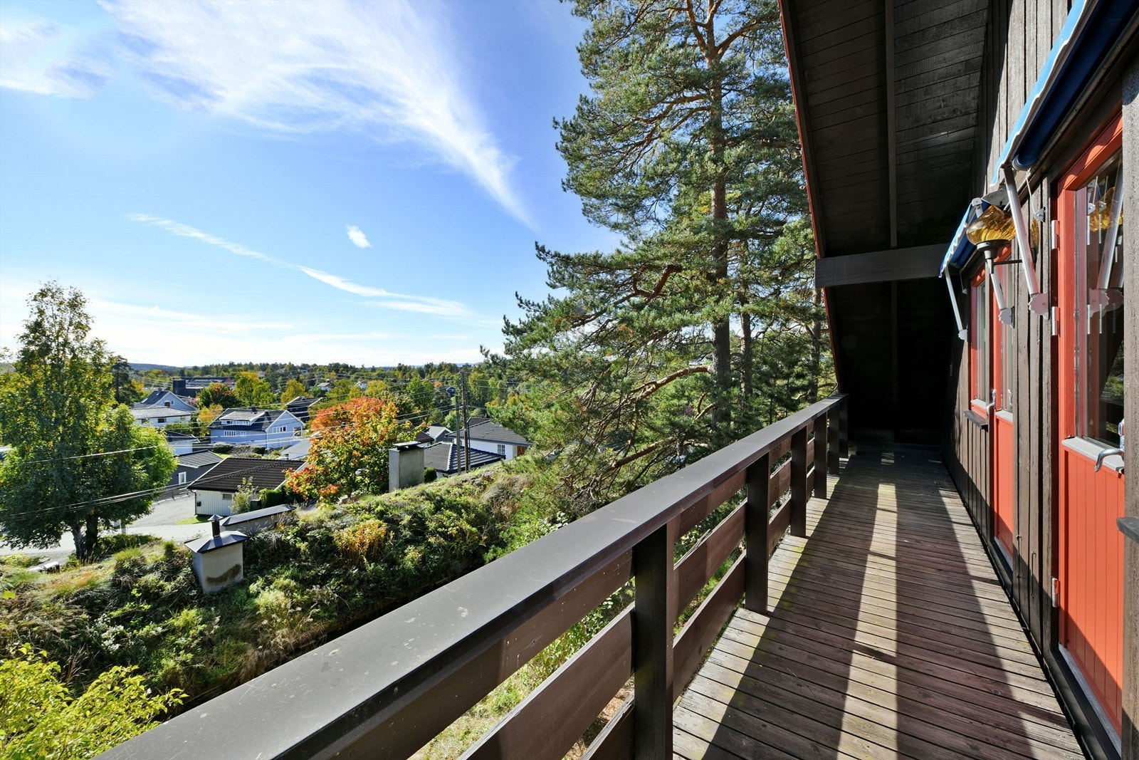 Uteplass med adkomst fra soverom 3 og 4 - høyt og fritt beliggende med flott utsyn og lite innsyn - overbygget Galleribilde