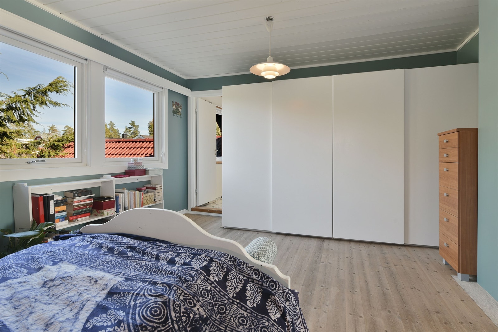 Soverom 2 - garderobeskap følger - egen inngang til bad Galleribilde