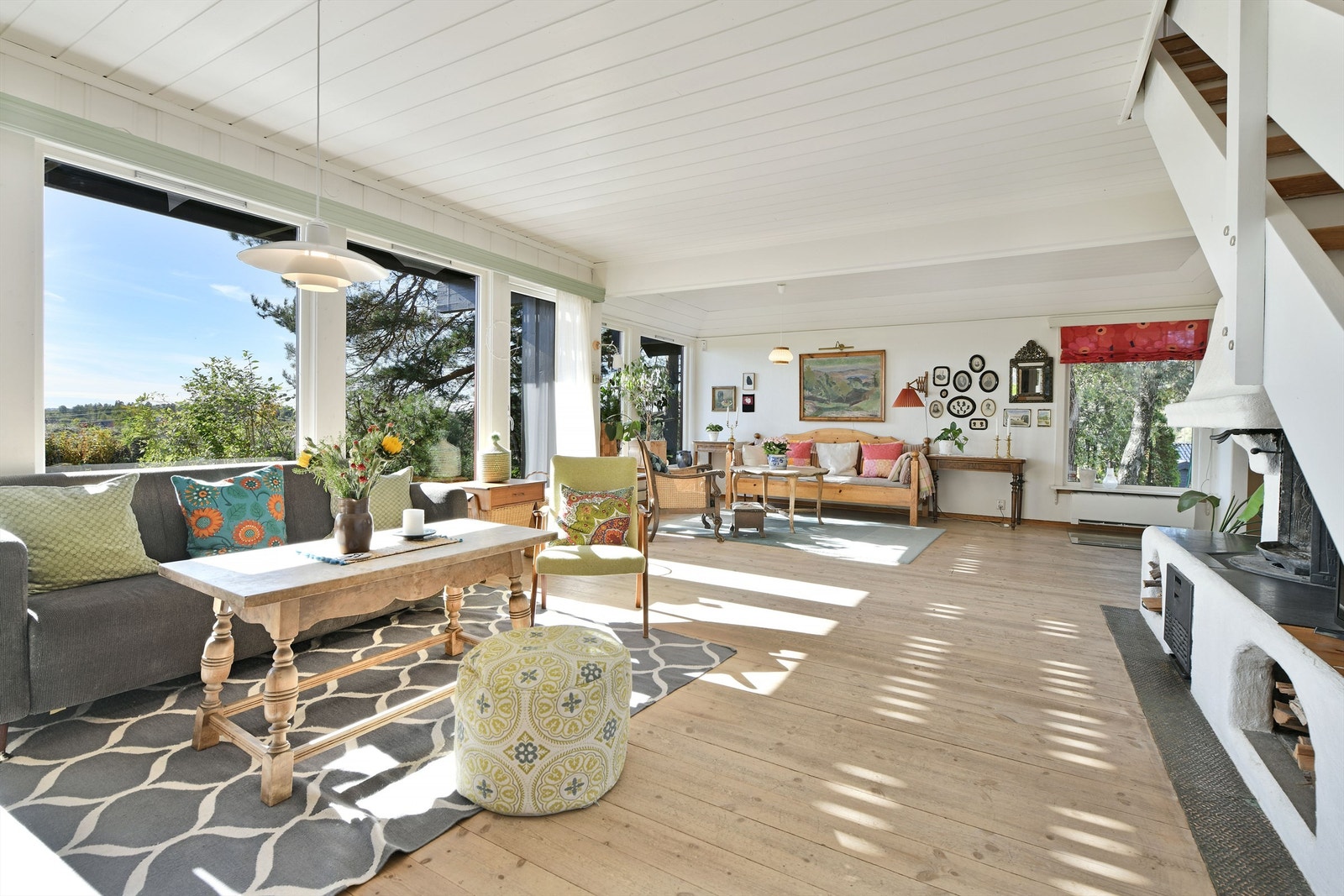 Stue - stor stue med store vindusflater - boligen ligger på en høyde og har gode sol- og lysforhold Galleribilde