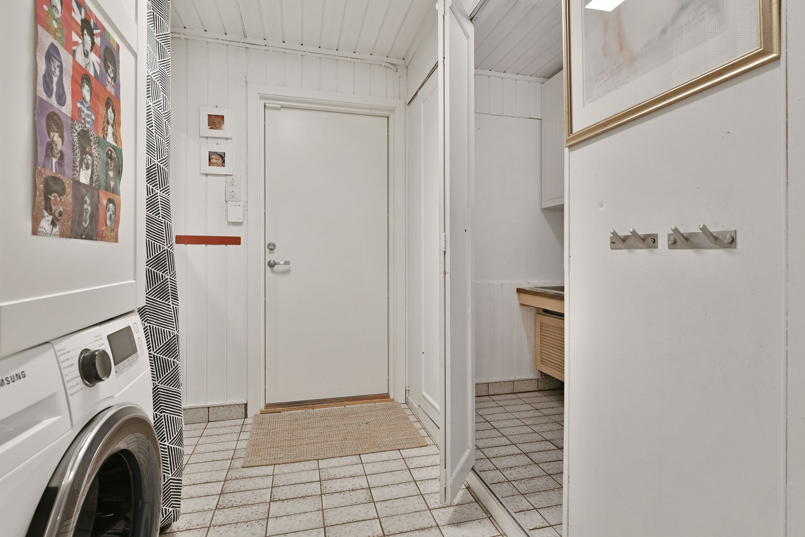 Vaskerom - flislagt gulv - vaskerommet har egen inngang (selger benytter primært denne inngangen som "hovedinngang" til huset) Galleribilde