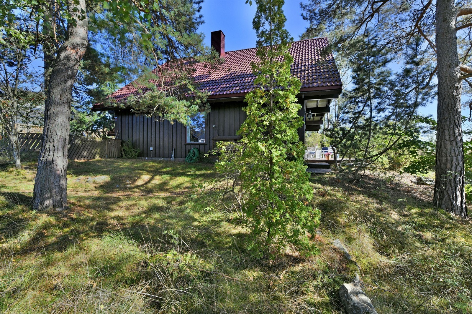 Romslig og solrik tomt på 944,9 kvm - pent opparbeidet med gressplen, diverse beplantninger, m.m. Galleribilde