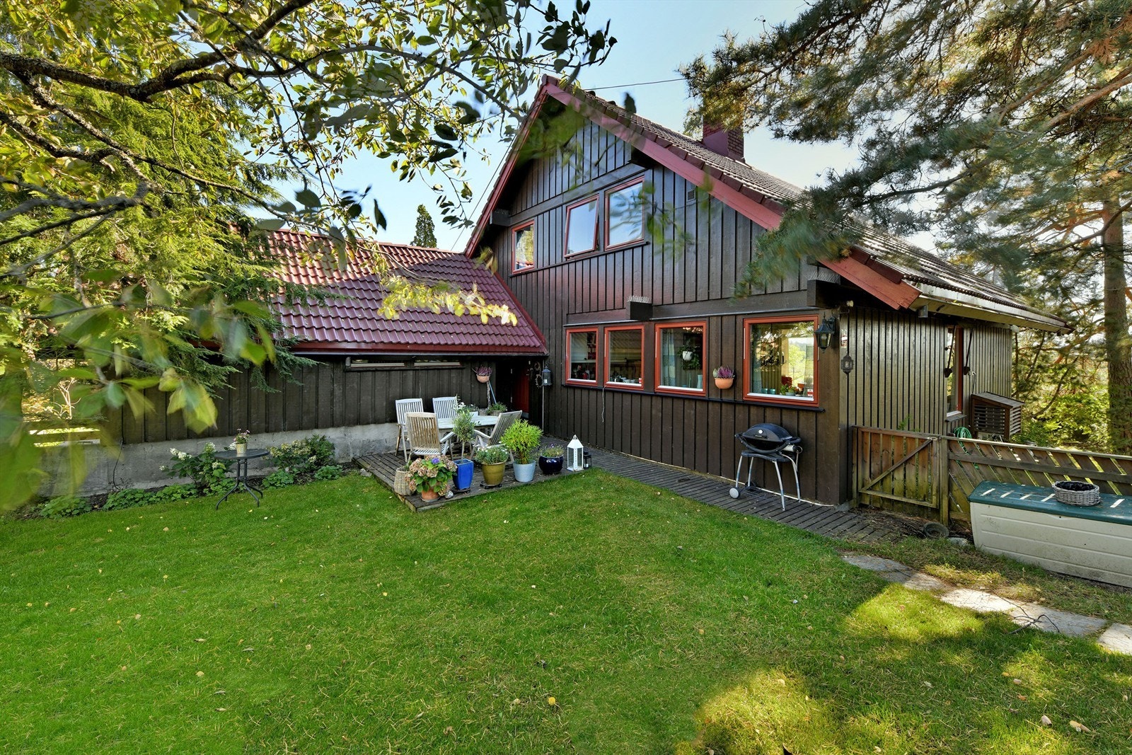 Sebastian Håbesland v/Krogsveen presenterer Frydenbergveien 34 - enebolig med solrike uteplasser Galleribilde