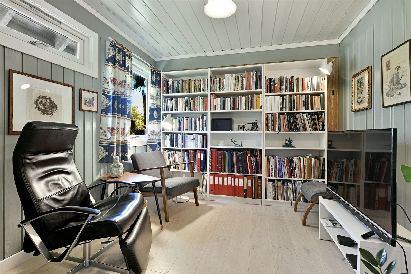 Soverom 1 - i 1. etasje - rommet benyttes som tv-stue - adkomst fra entré - vindu orientert mot øst Galleribilde