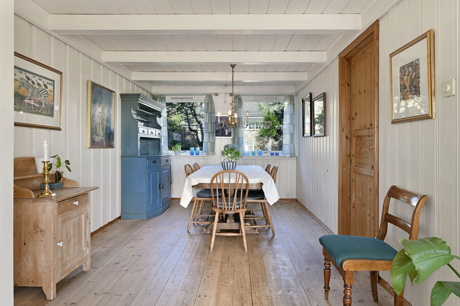 Stue - god plass til langbord som innbyr til hyggelige selskaper Galleribilde