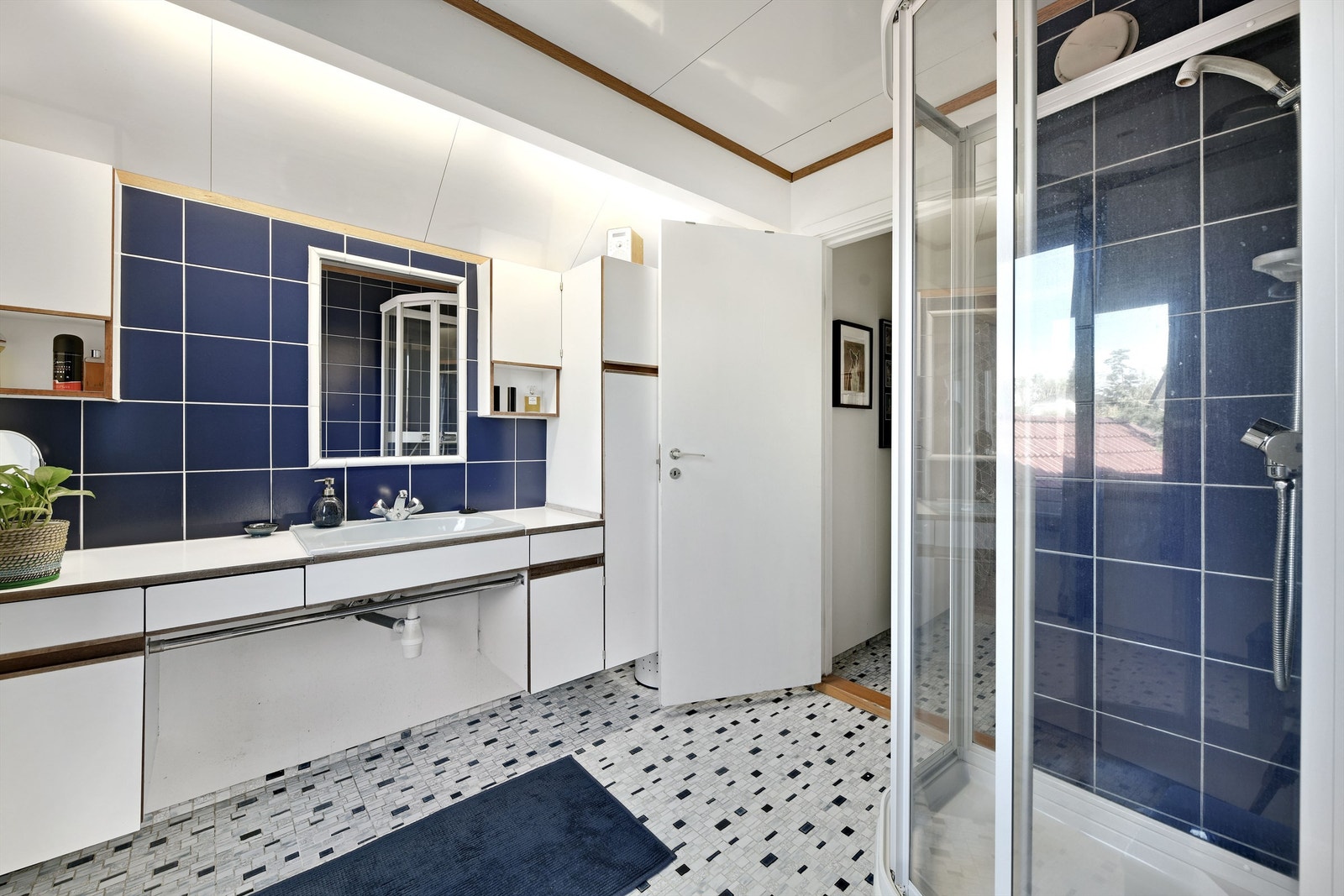 Bad - inngang fra soverom 2 og fra separat wc - flislagt gulv med gulvvarme - baderomsunnredning - dusjkabinett Galleribilde