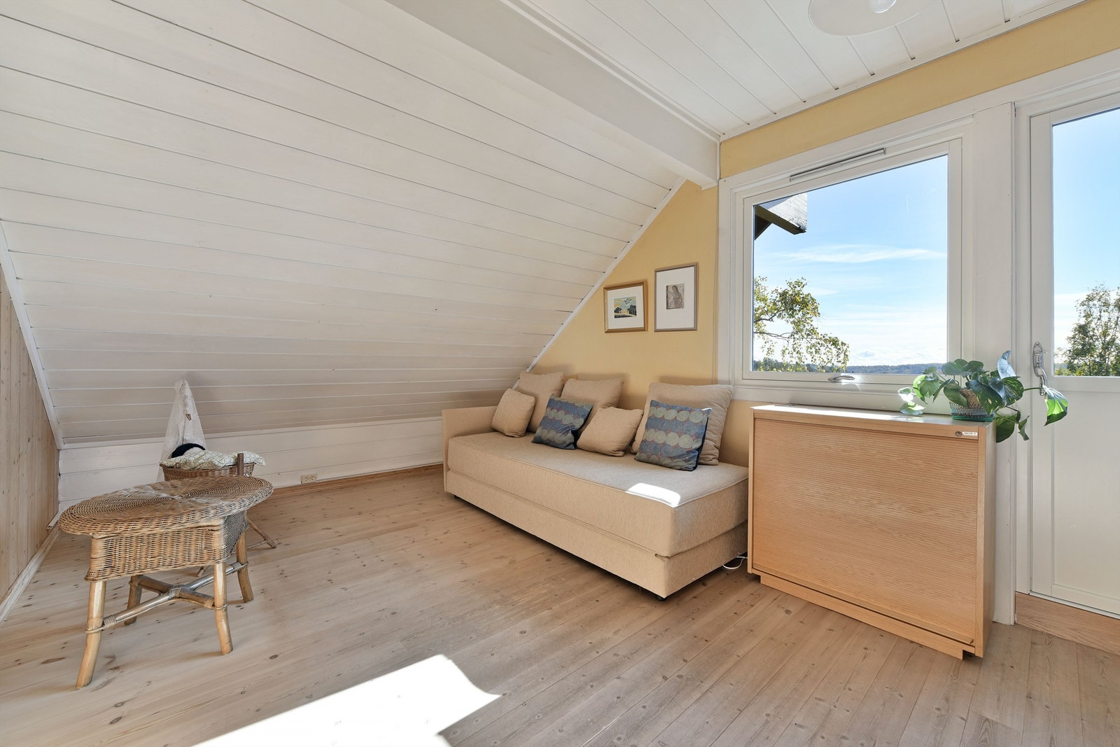 Soverom 4 - i loftsetasje - god størrelse - vindu orientert mot syd - høyt og fritt med utsyn - utgang til uteplass Galleribilde