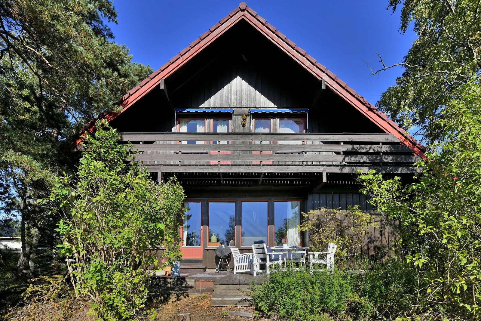 Fasade - store deler av boligens vinduer er fra 2006/2007 - utvendig malt i 2020 Galleribilde