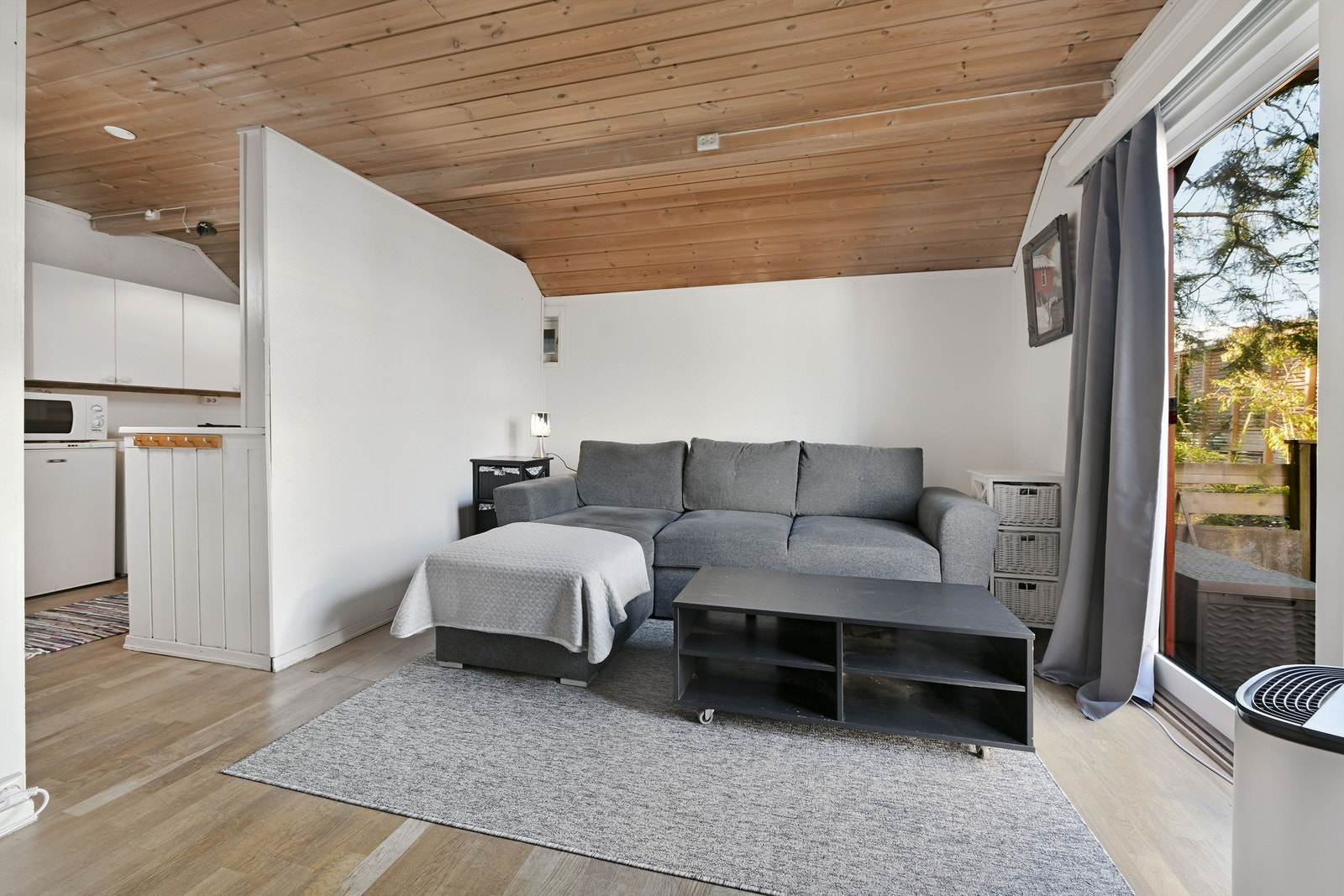 Hybel (ikke godkjent) - inneholder entré, stue, soverom, kjøkken og bad Galleribilde