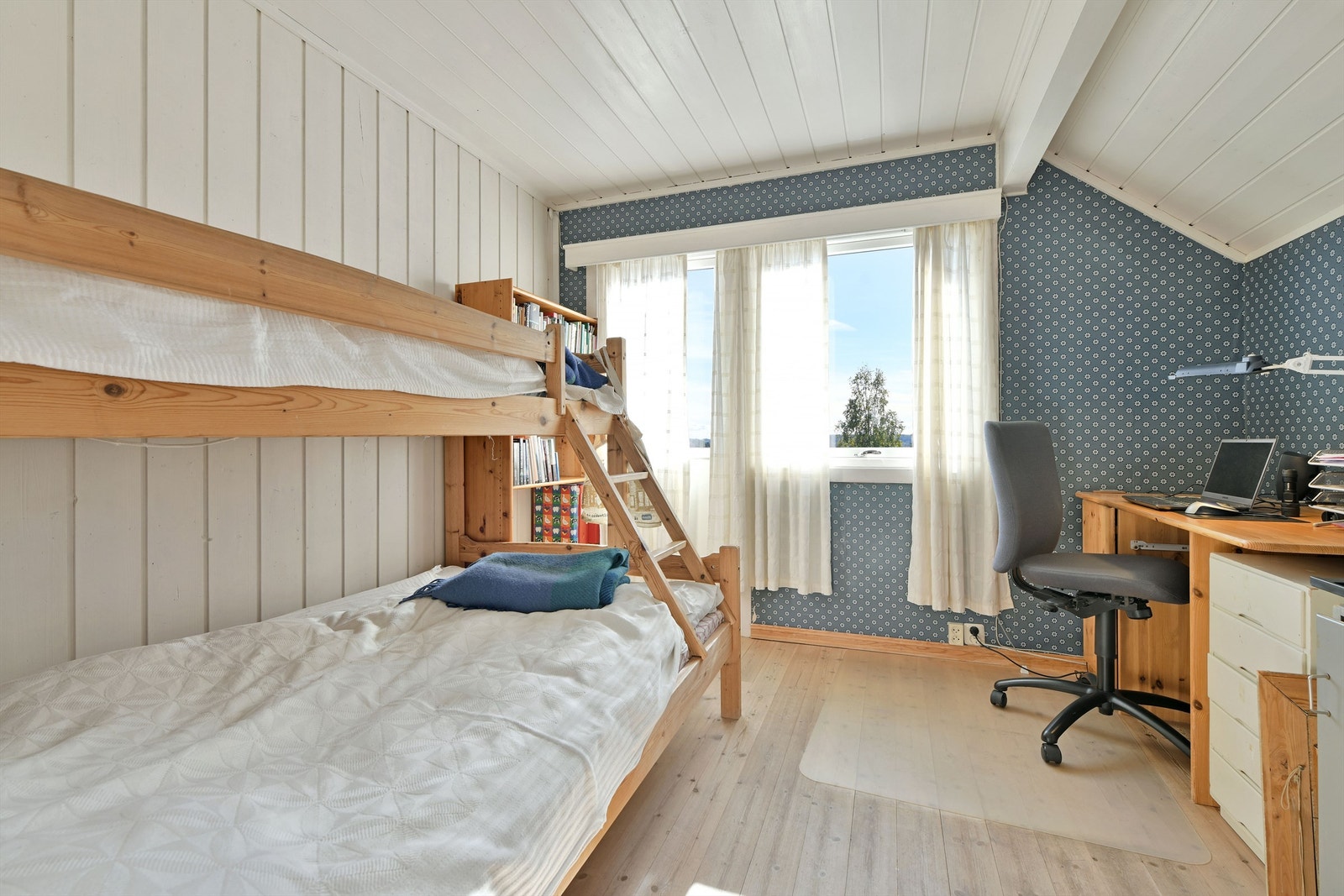 Soverom 3 - i loftsetasje - god størrelse - vindu orientert mot syd - høyt og fritt med utsyn - utgang til uteplass Galleribilde