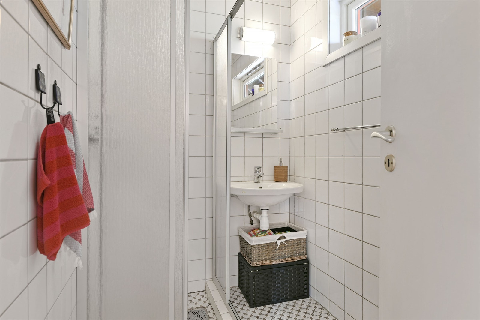 Bad i 1. etasje - flislagt gulv og vegger - gulvvarme - servant - dusjhjørne - toalett Galleribilde