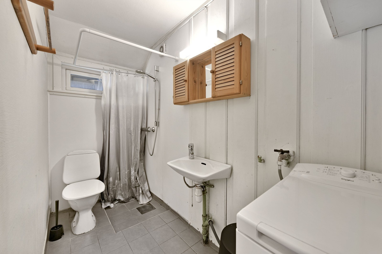 Hybel (ikke godkjent) - bad - servant - toalett - dusjhjørne - opplegg til vaskemaskin Galleribilde