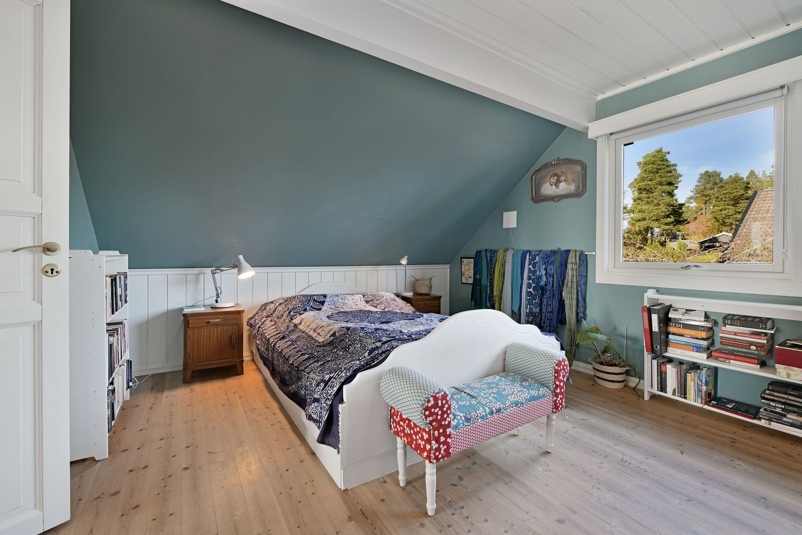 Soverom 2 - i loftsetasje - romslig hovedsoverom med god plass til dobbeltseng - vindu orientert mot nord Galleribilde