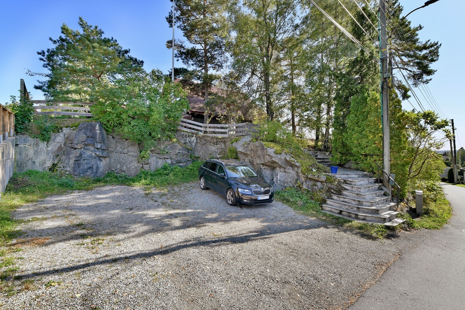 Romslig gårdsplass med plass til flere biler - gulvvarme i utvendig trapp mot huset (ikke hele trappen, kun en "stripe") Galleribilde