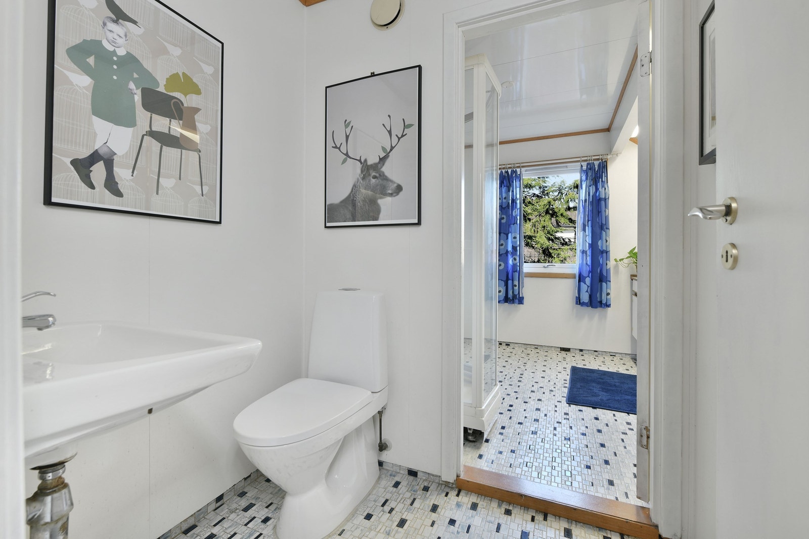 Separat wc - i loftsetasje - adkomst fra bad og gang - flislagt gulv med gulvvarme - servant - toalett Galleribilde