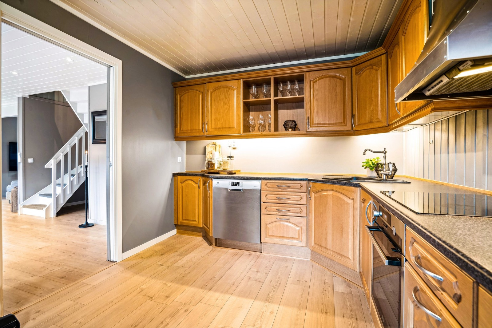 Solid kjøkken fra 2003 med hvitevarer fra 2021. Galleribilde