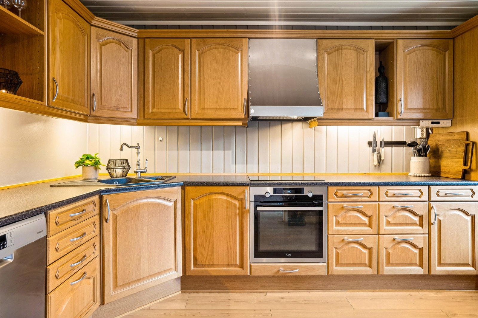 Kjøkkenet har fått TG1 og fremstår som funksjonelt og godt ivaretatt. Galleribilde