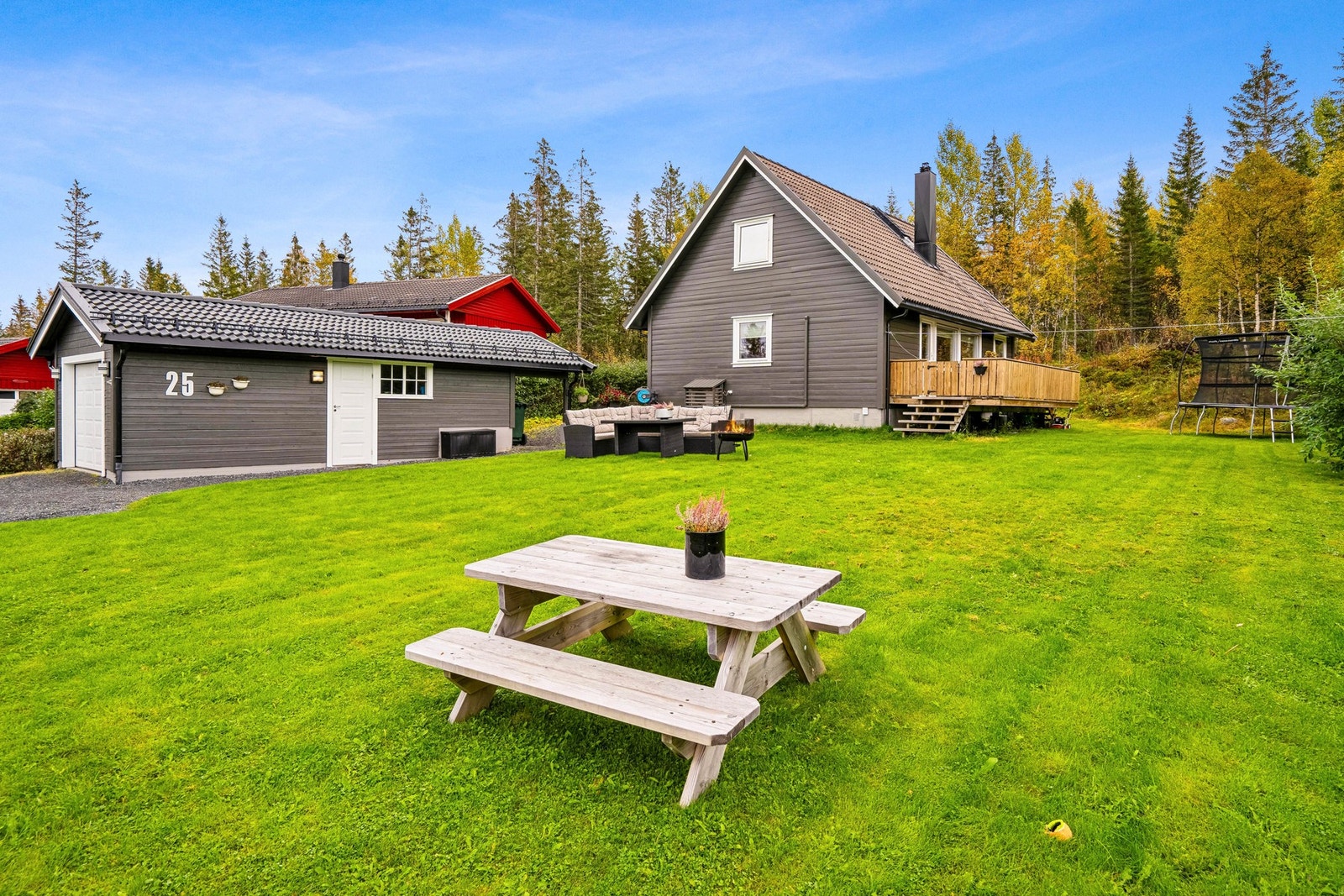 Tomten er på ca. 736 m² og består av et romslig hageareal og innkjørsel pålagt singel. Galleribilde