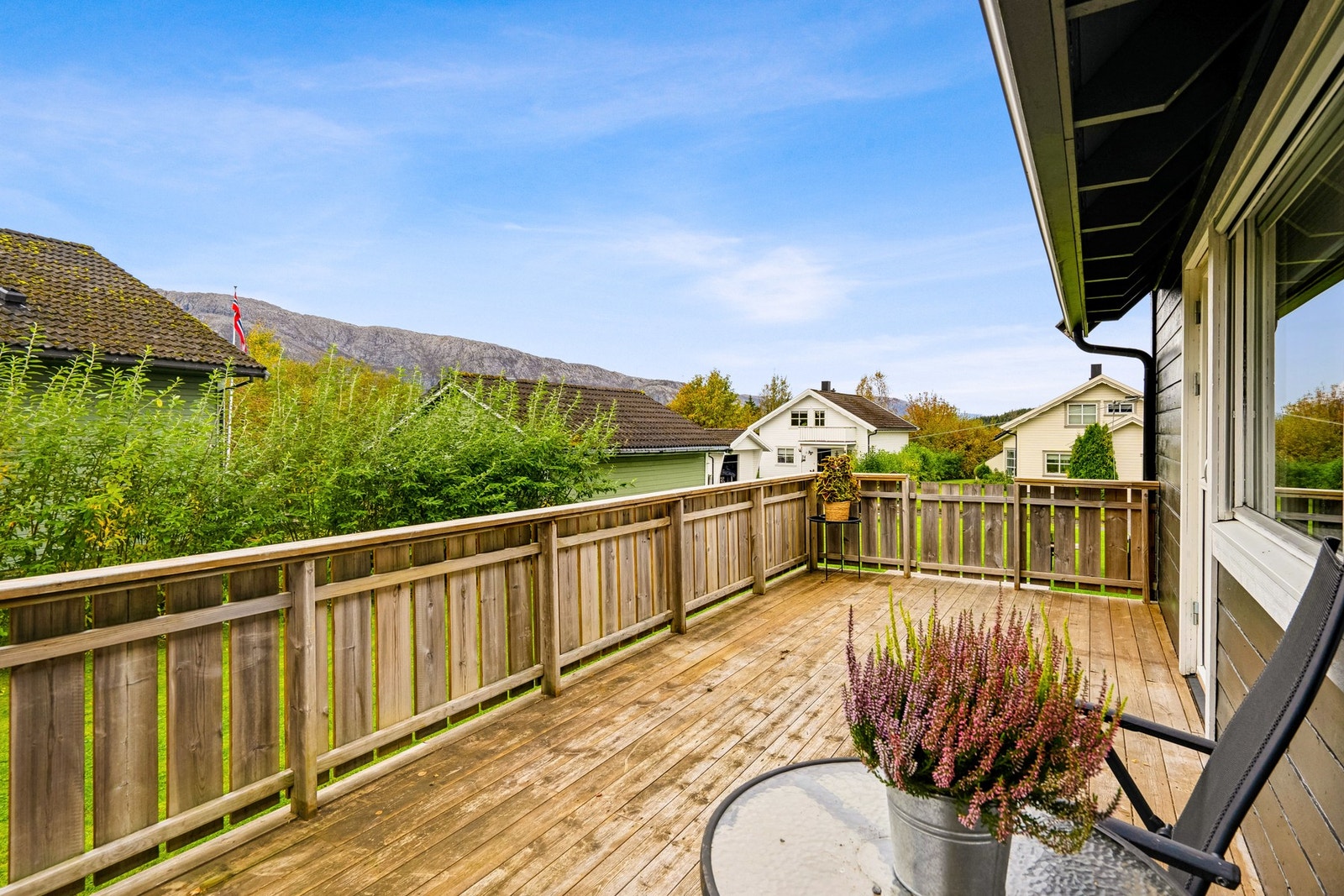 Sør-vest vendt terrasse med gode solforhold ut over dagen. Galleribilde