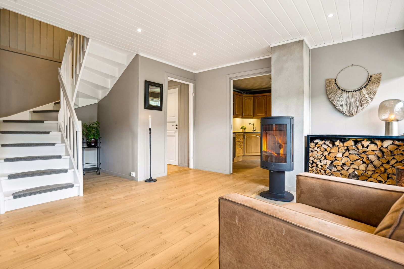 Oppholdsrommene i boligen fikk nye overflater i 2017. Galleribilde