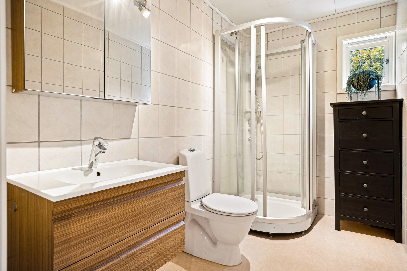 Badet i første etasje ble oppusset i 2010. Her er det belegg på gulv med varmekabler og fliser på vegger. Galleribilde