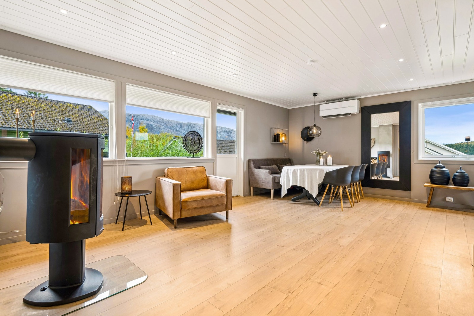 Det er også vedovn og luft-til-luft varmepumpe her på stue. Både vedovn og varmepumpe er fra 2018. Galleribilde