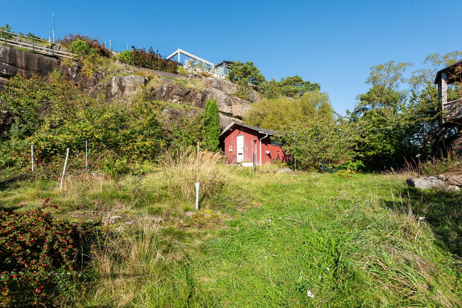 Eiendommen ligger høyt med flott sjøutsikt Galleribilde