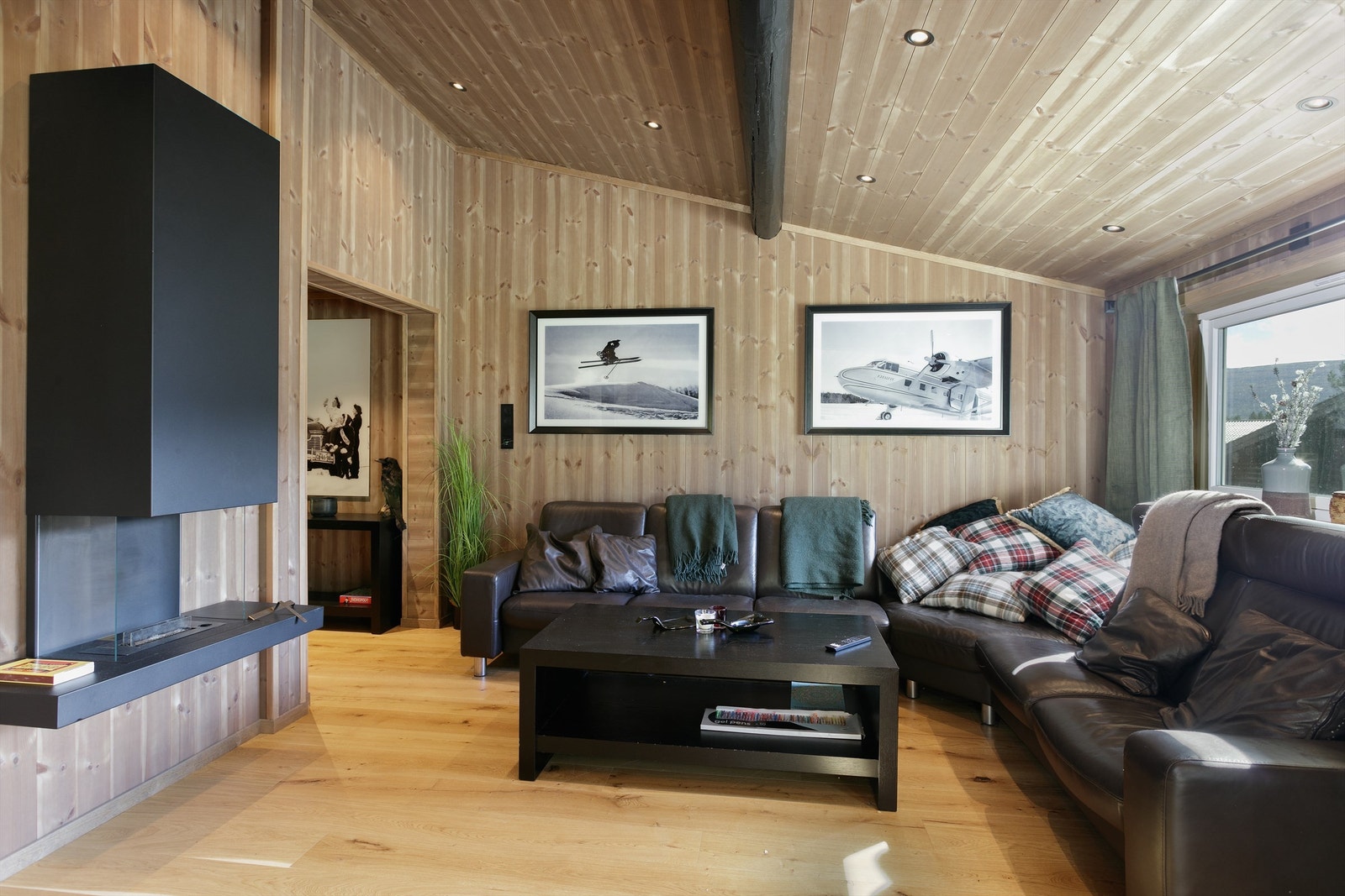 Stuen i hoveddelen er romslig og har god plass til 2 sofagrupper Galleribilde