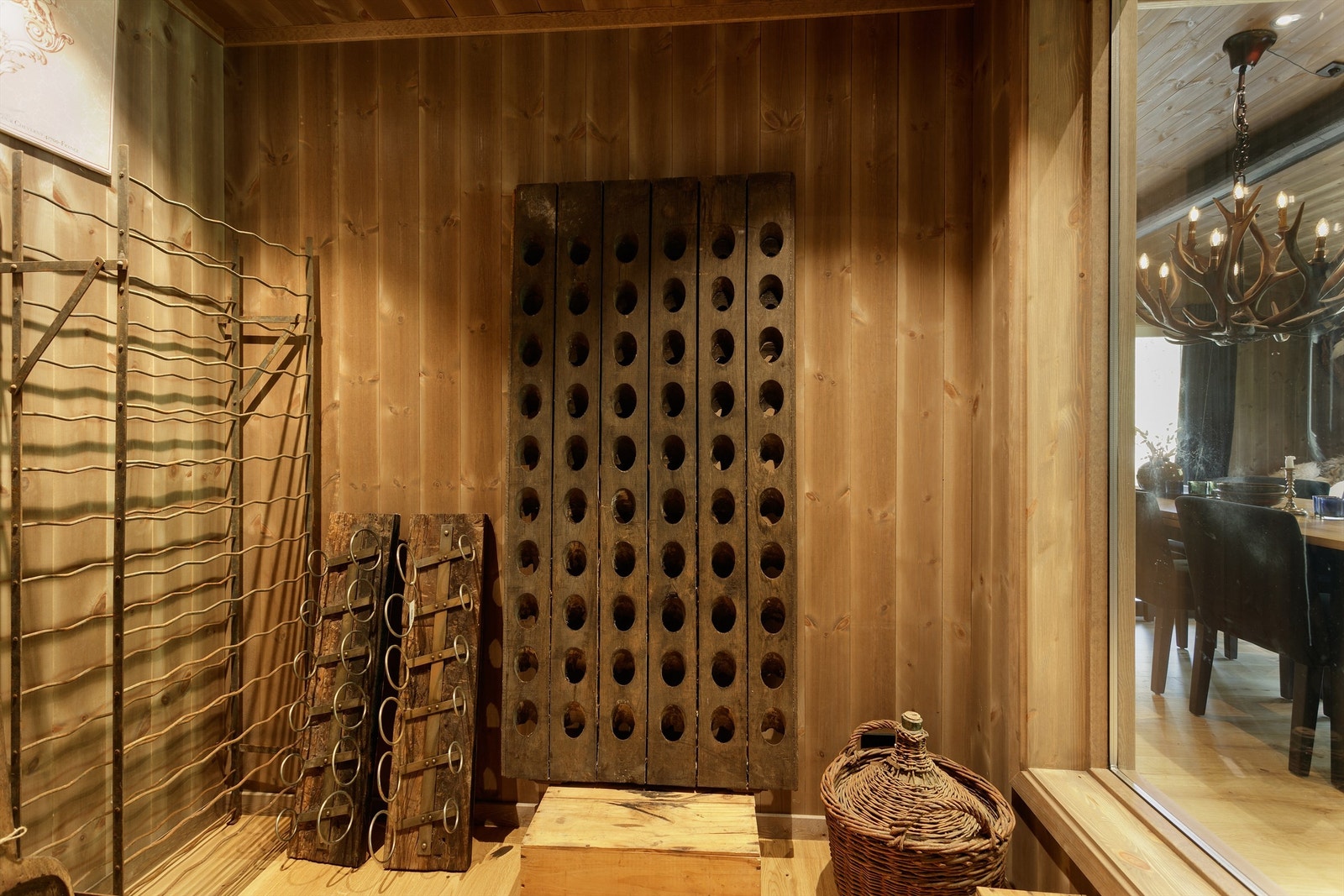 Vinrom med vindu mot kjøkken/spisestue Galleribilde