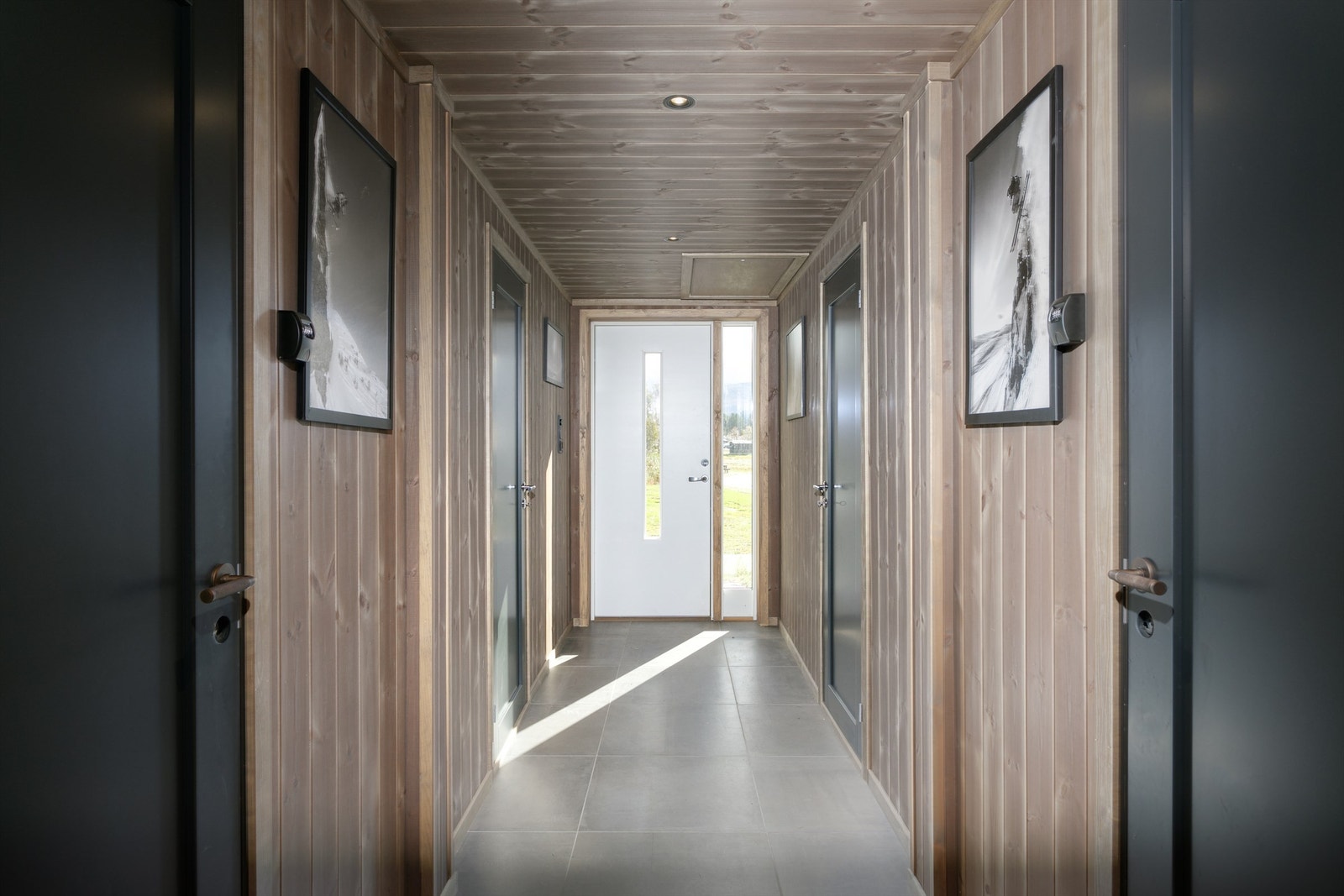 Gang/inngangsparti med flislagt gulv med varmekabler. Adkomst til felles vaskerom samt bod. Inngang til hybel 1 og 2. Galleribilde