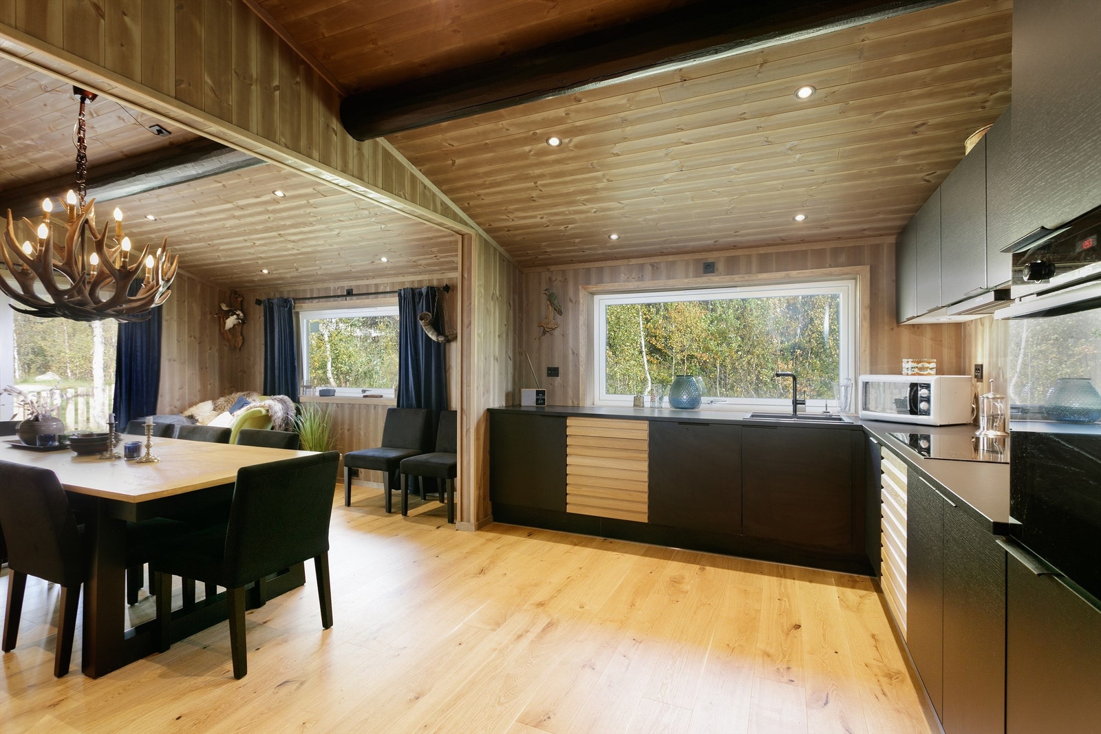 Spisestue og kjøkken i hoveddelen Galleribilde