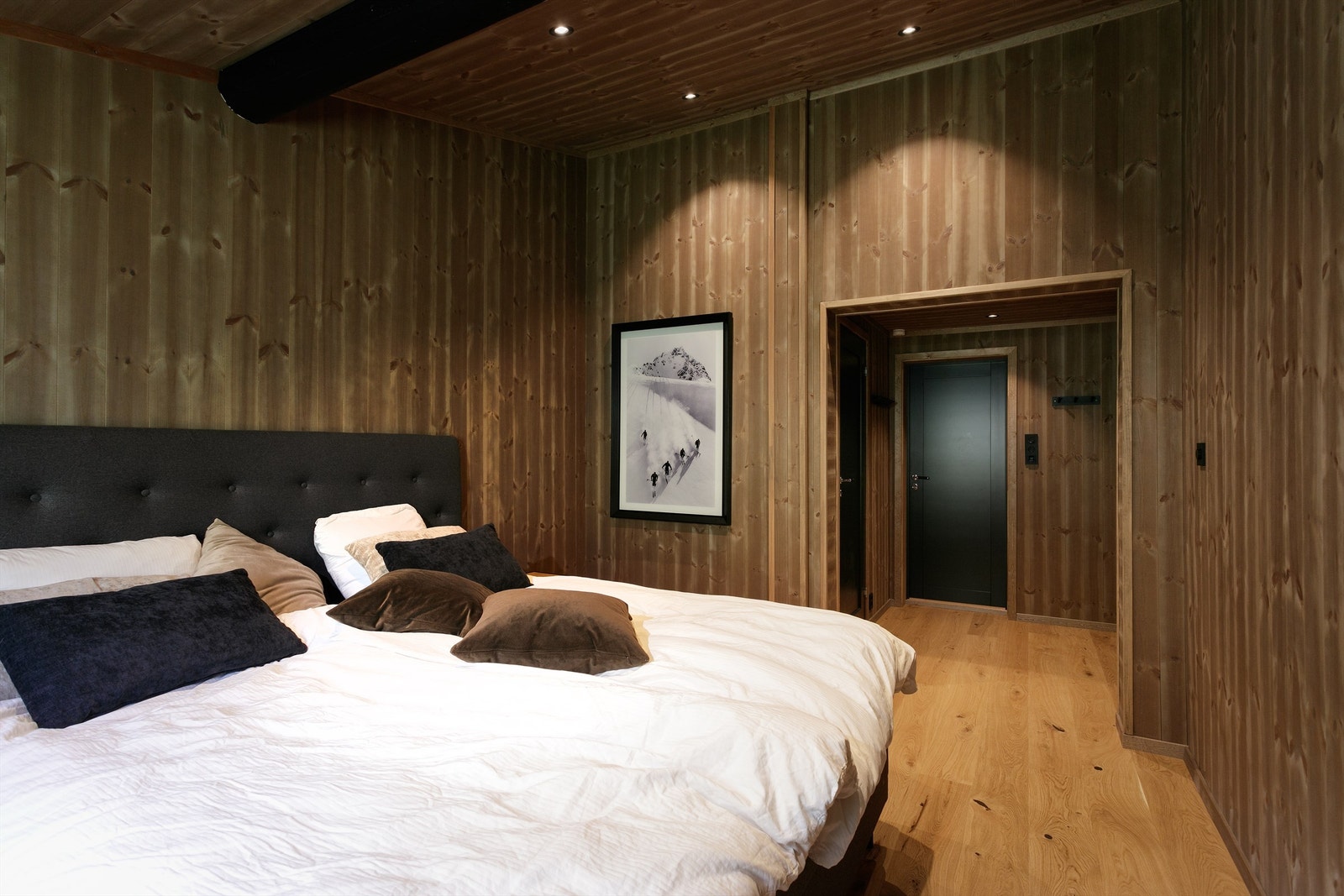 Stort og romslig soverom med tilkomst til eget bad Galleribilde