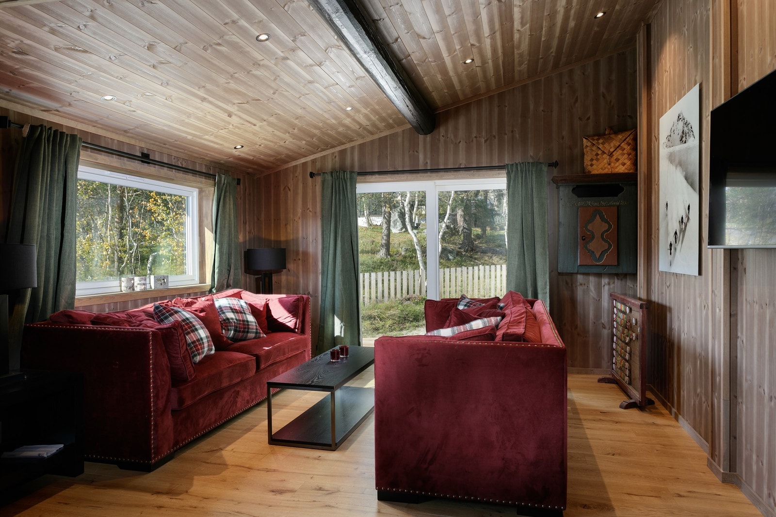 Stuen i hoveddelen er romslig og har god plass til 2 sofagrupper Galleribilde