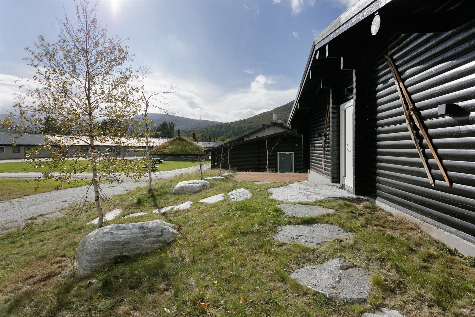 Fasade mot øst og adkomst til hytten fra gruset parkeringsplass Galleribilde