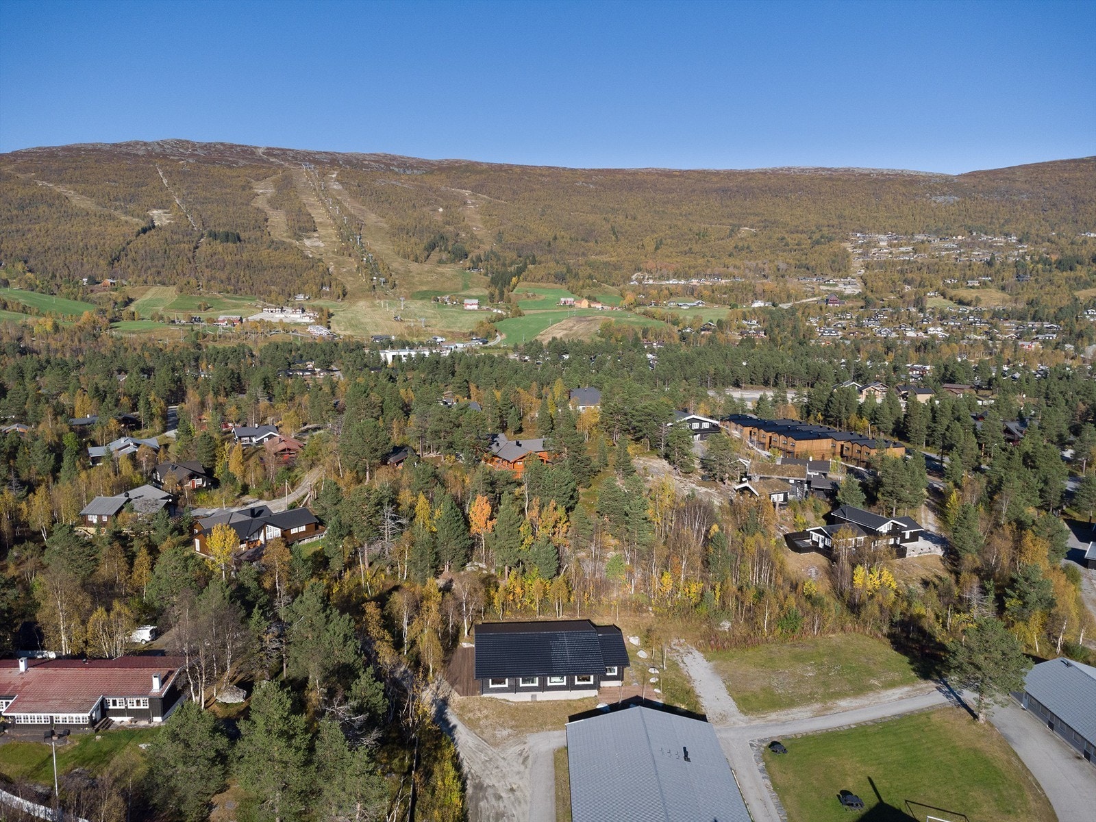 Dronebilde av nærområdet sett fra syd mot skibakken Galleribilde