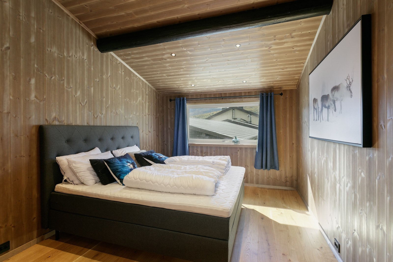 Stort og romslig soverom med eget bad i tilknytning til hoveddelen av hytta Galleribilde