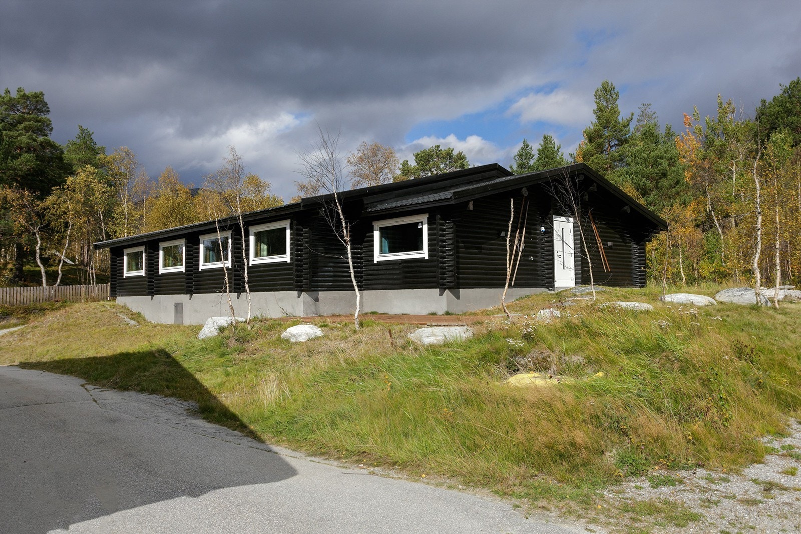 Krogsveen Sunnmøre v/Eiendomsmegler Harald Osdal har gleden av å presentere en stor, innholdsrik og flott oppusset fritidsbolig med hele 6 soverom og 5 bad! Galleribilde