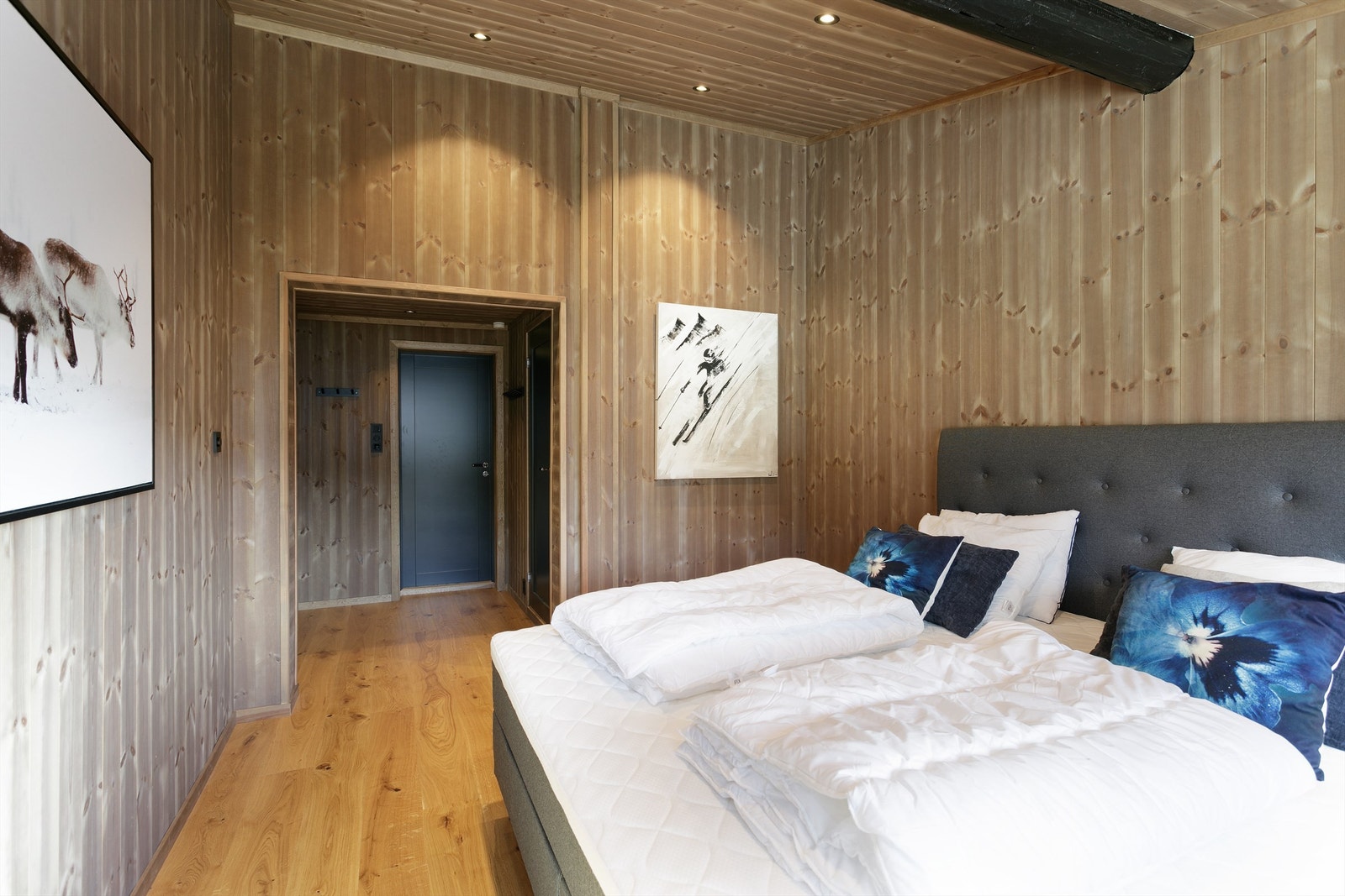 Stort og romslig soverom med eget bad i tilknytning til hoveddelen av hytta Galleribilde