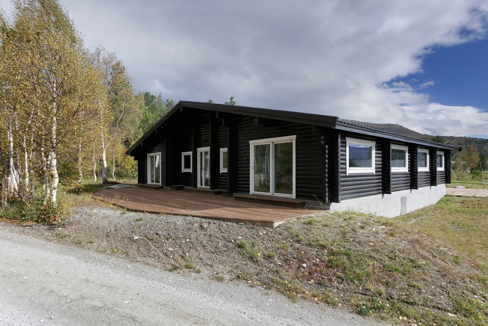 Fasade mot vest og syd med stor markterrasse på terreng Galleribilde