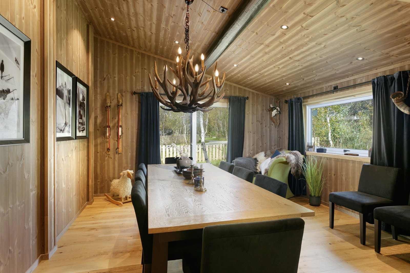 Stor og romslig spisestue i tilknytning til kjøkken Galleribilde