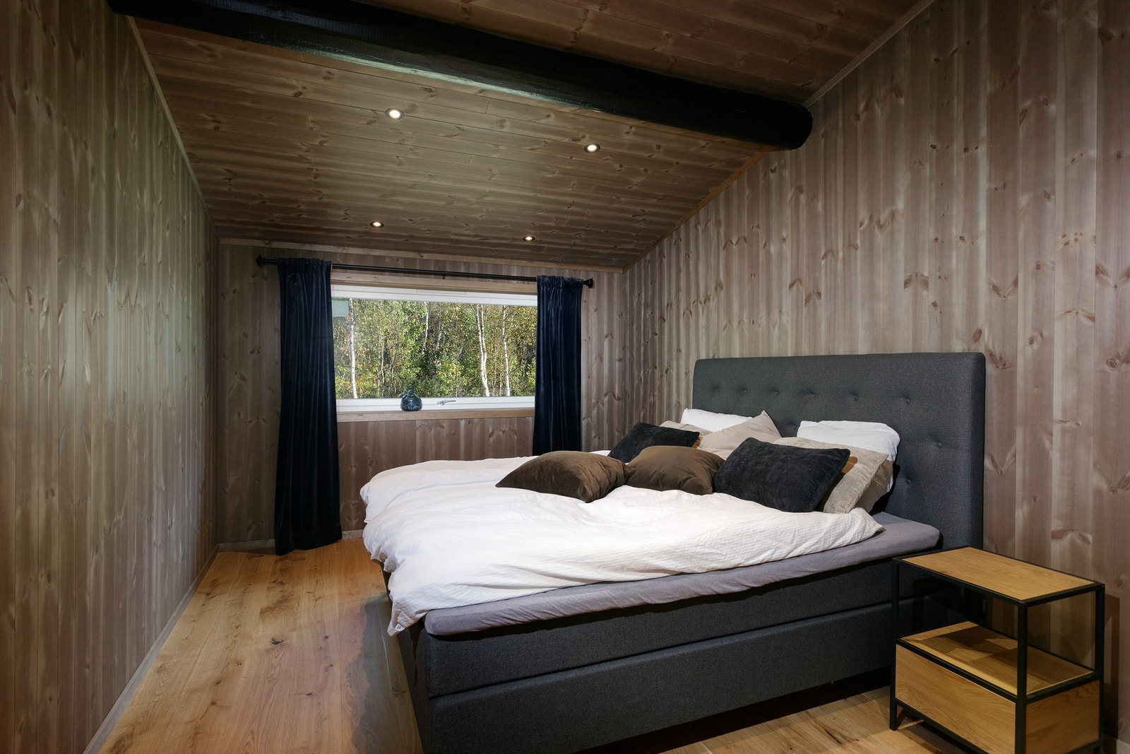 Stort og romslig soverom med tilkomst til eget bad Galleribilde